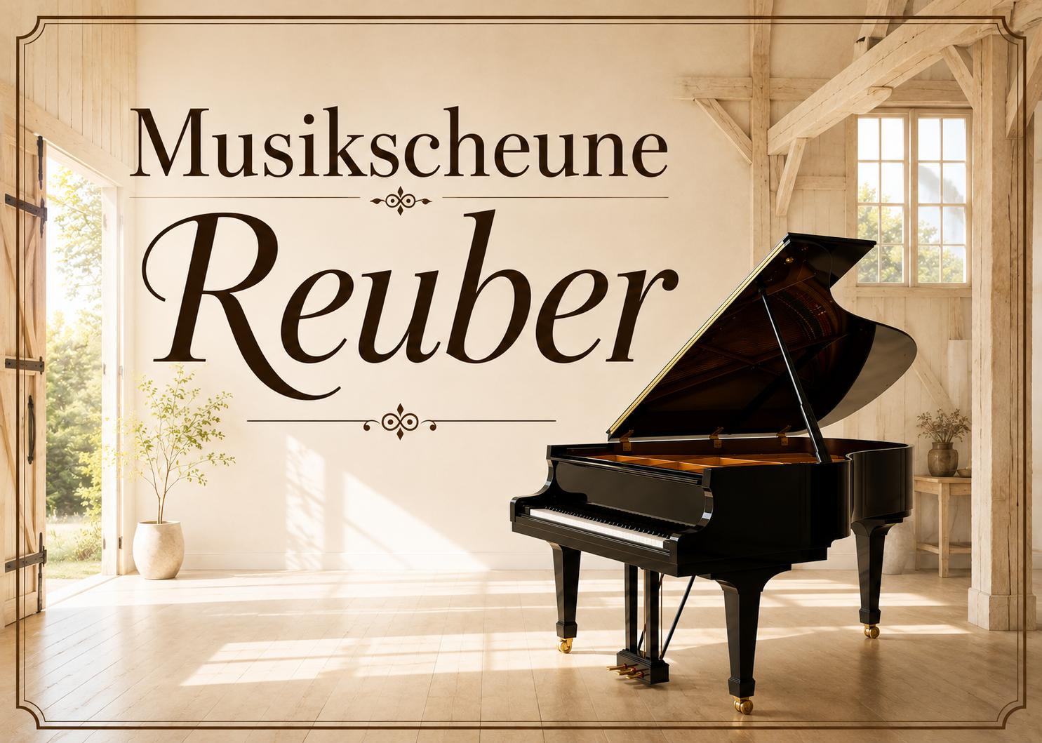 Ein schwarzer, aufgeklappter Flügel, welcher in einem hellen, sonnendurchströmten Raum steht - Der Schriftzug "Musikscheune Reuber" ist groß zu lesen